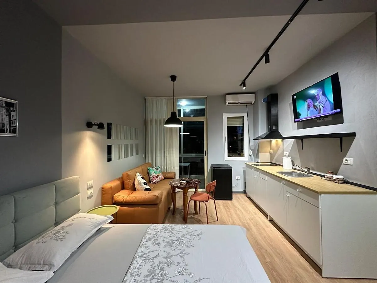 טיראנה Compact Studio Chic Design