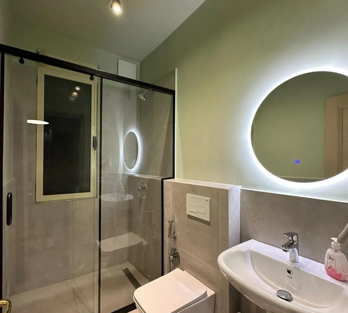 טיראנה Compact Studio Chic Design