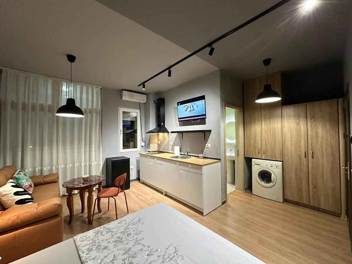טיראנה Compact Studio Chic Design