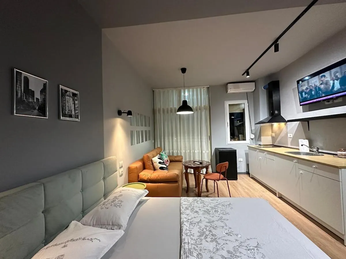 דירה טיראנה Compact Studio Chic Design