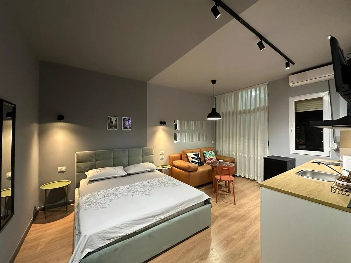 טיראנה Compact Studio Chic Design 0*,