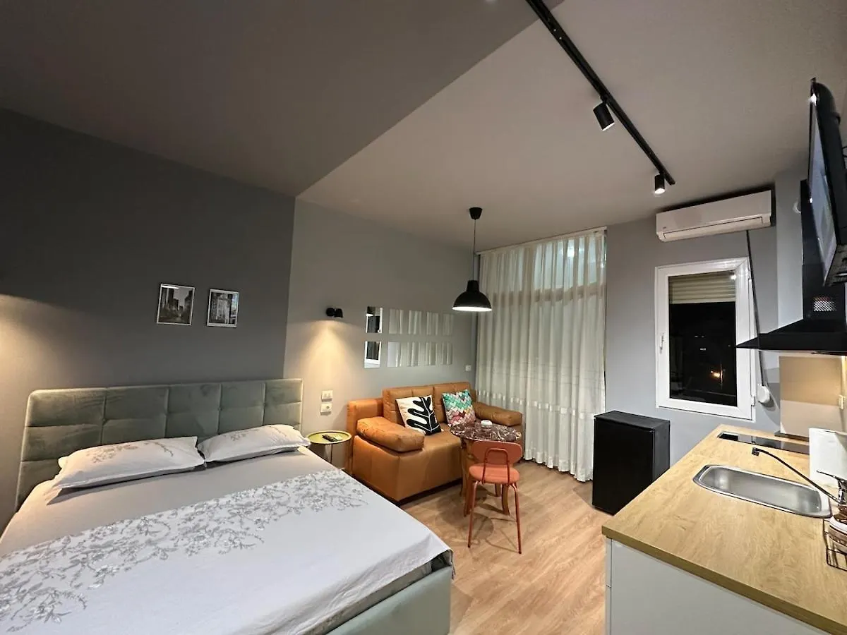 דירה טיראנה Compact Studio Chic Design