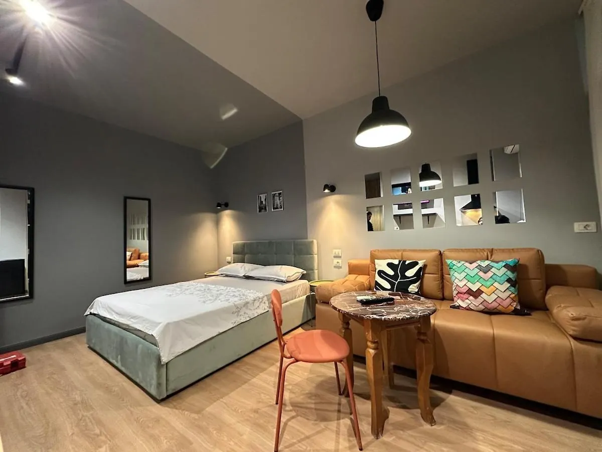 טיראנה Compact Studio Chic Design