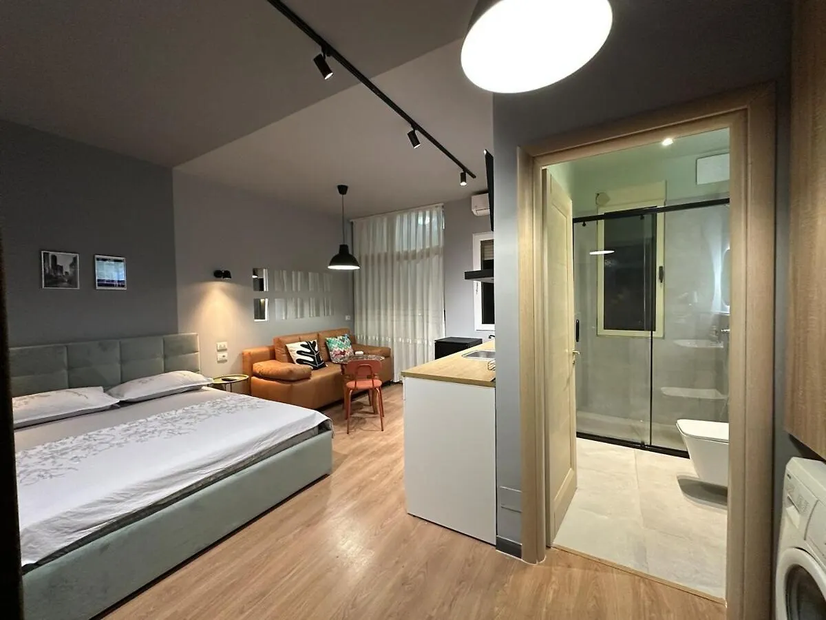 דירה טיראנה Compact Studio Chic Design